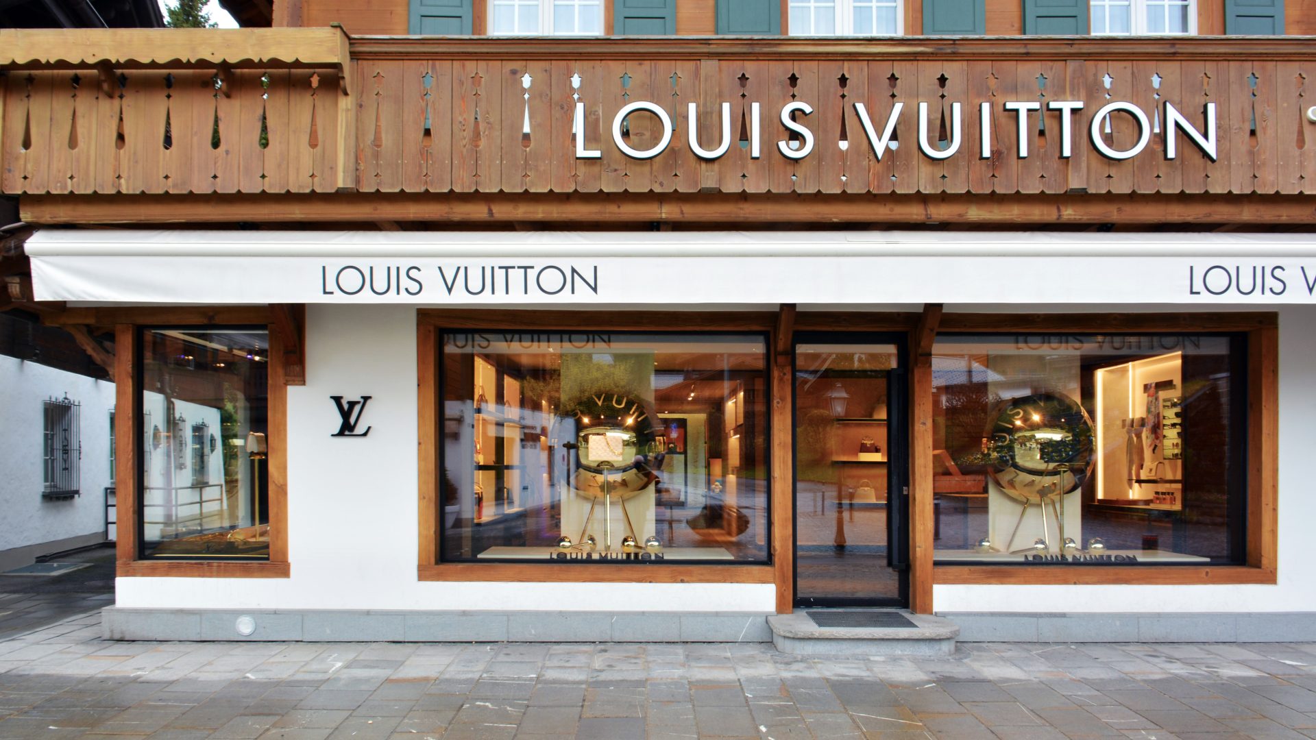 louis vuitton courchevel pop up