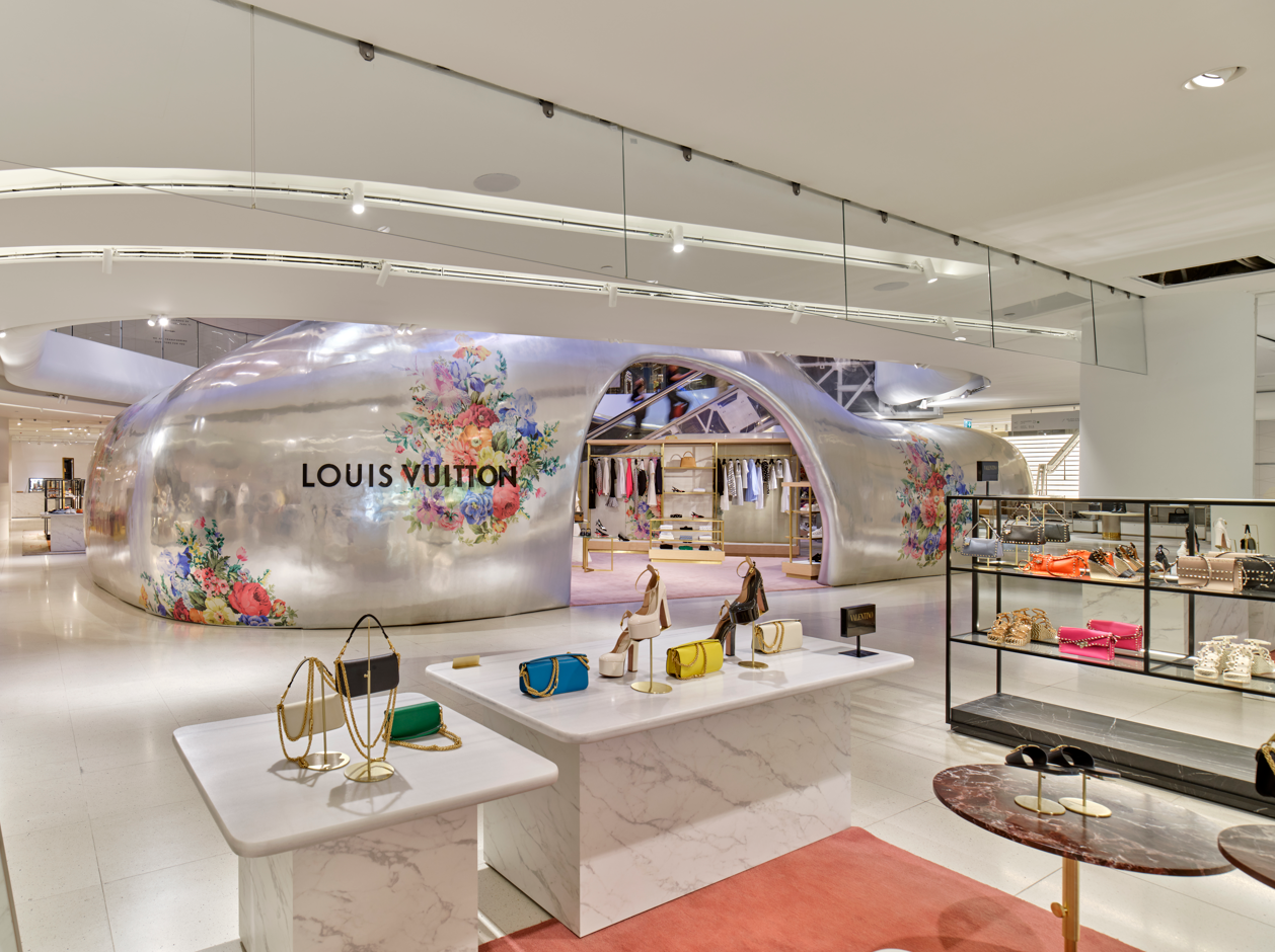 Louis Vuitton Pop Up at The Dubai Mall 🤍💫 @pardgroup @louisvuitton  @thedubaimall The installation is completely electroplated and to…