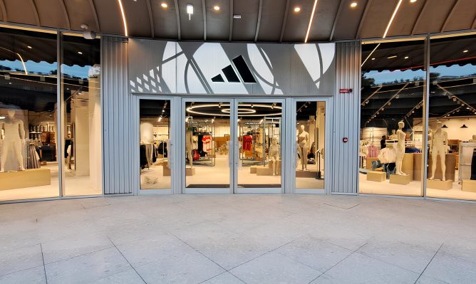 The importance of illuminated signage: your business card in the retail world