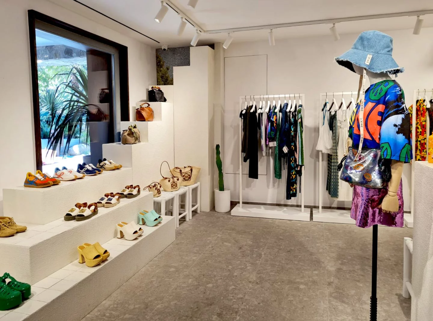 LOEWE_Paula's Iniza Mykonos retail_Pardgroup
